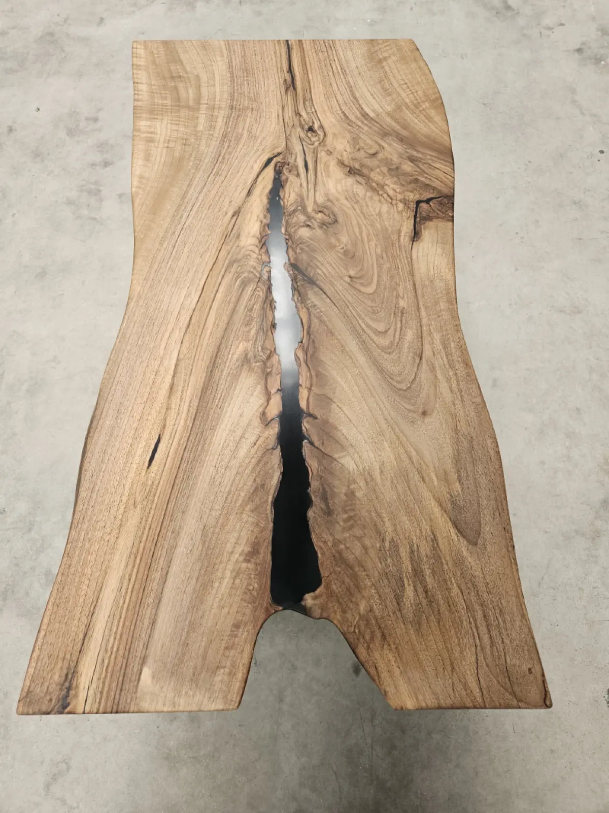 Couchtisch Kaman mit Epoxidharz 