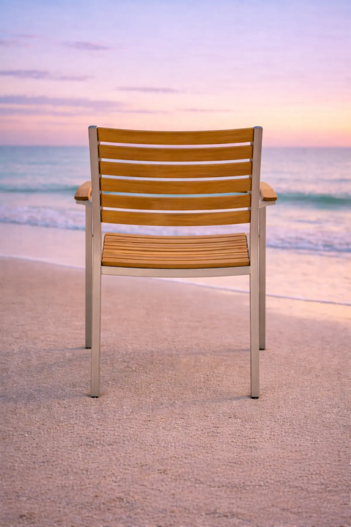 Garten-Stapelstuhl aus Teakholz Memory mit Armlehne 