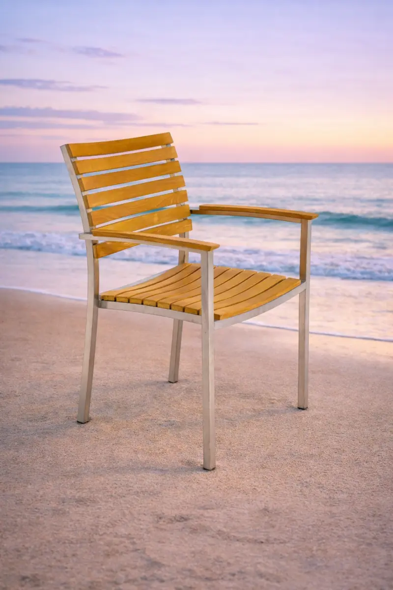 Garten-Stapelstuhl aus Teakholz Memory mit Armlehne 